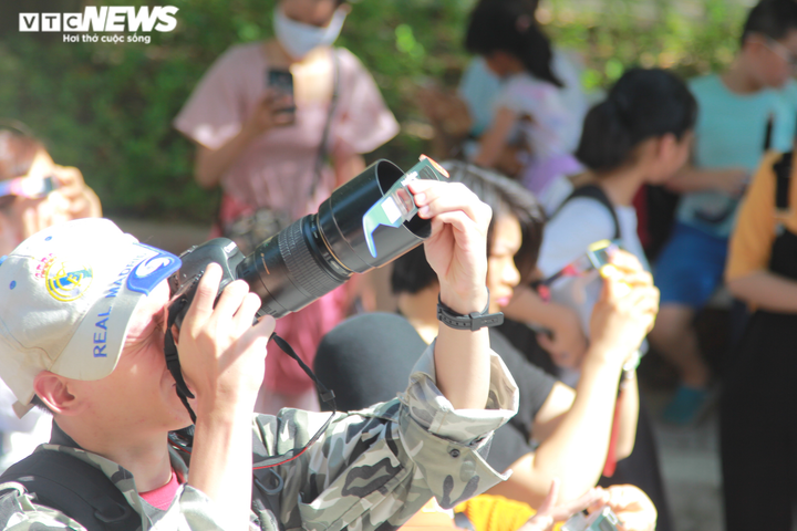 Người Hà Nội bất chấp nắng nóng, kéo nhau đi xem nhật thực hiếm có - 8