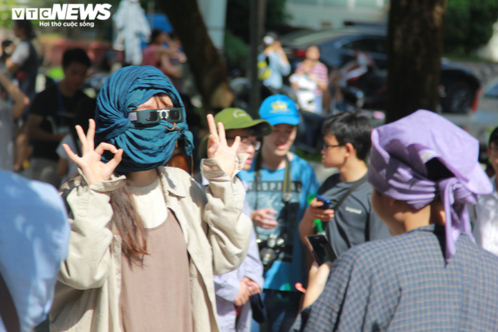 Người Hà Nội bất chấp nắng nóng, kéo nhau đi xem nhật thực hiếm có - 11