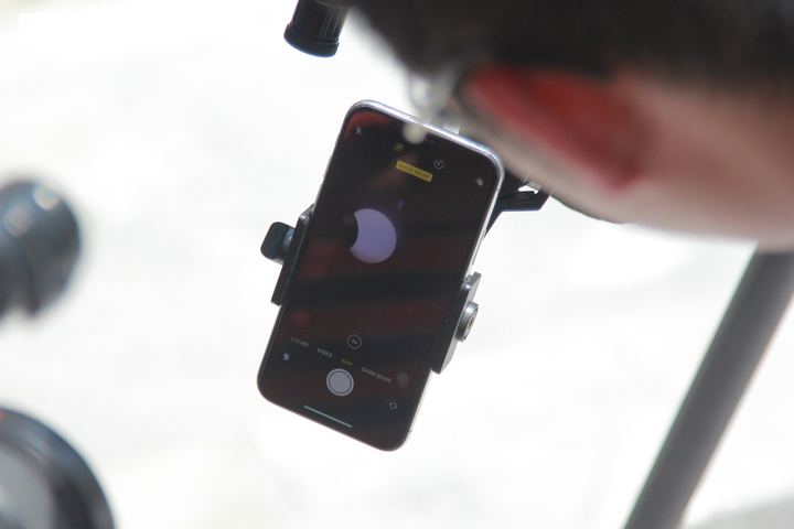 Người Hà Nội bất chấp nắng nóng, kéo nhau đi xem nhật thực hiếm có - 10