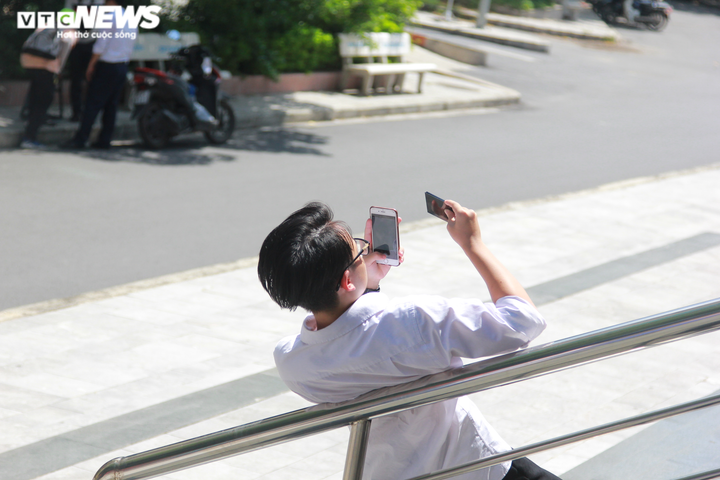 Người Hà Nội bất chấp nắng nóng, kéo nhau đi xem nhật thực hiếm có - 5