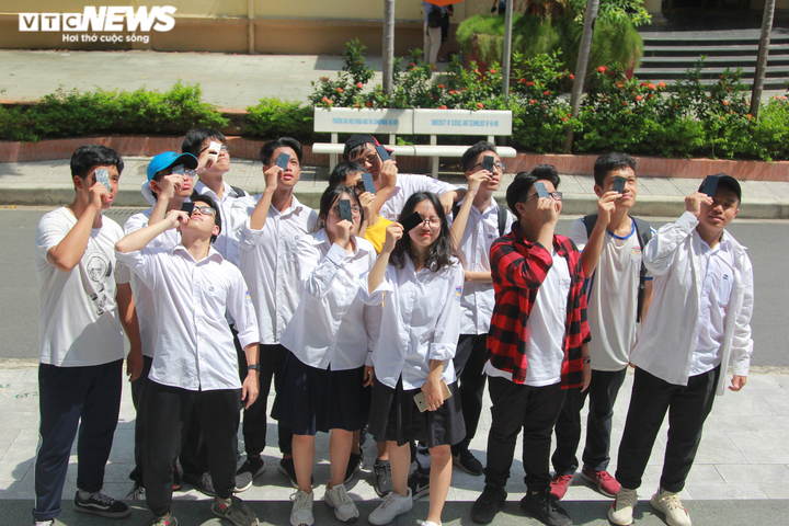 Người Hà Nội bất chấp nắng nóng, kéo nhau đi xem nhật thực hiếm có - 3