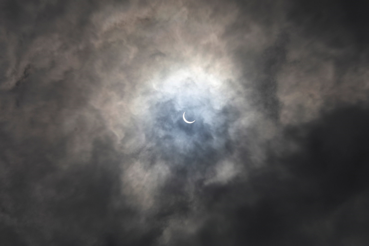 Những hình ảnh nhật thực tuyệt đẹp khắp nơi trên thế giới - 15