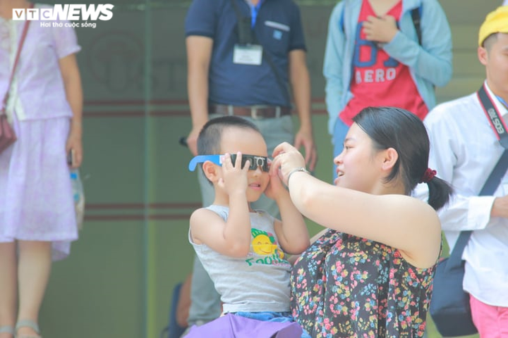 Giới trẻ Hà Nội thích thú đội nắng đi xem nhật thực - 3