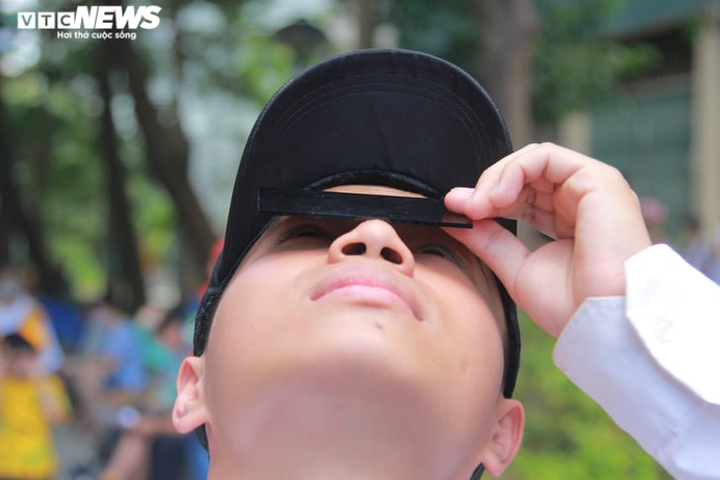 Giới trẻ Hà Nội thích thú đội nắng đi xem nhật thực - 7