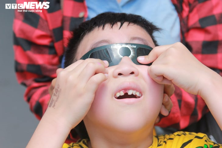 Giới trẻ Hà Nội thích thú đội nắng đi xem nhật thực - 6