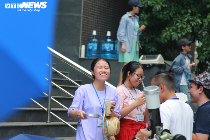 Giới trẻ Hà Nội thích thú đội nắng đi xem nhật thực - 4