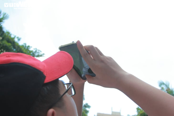 Giới trẻ Hà Nội thích thú đội nắng đi xem nhật thực - 12