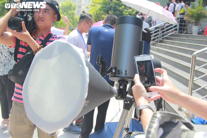 Giới trẻ Hà Nội thích thú đội nắng đi xem nhật thực - 11