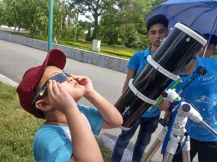 Giới trẻ Hà Nội thích thú đội nắng đi xem nhật thực - 14