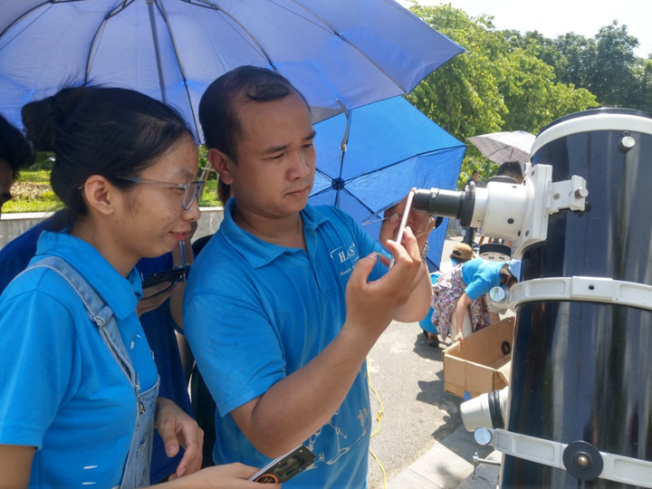 Giới trẻ Hà Nội thích thú đội nắng đi xem nhật thực - 13