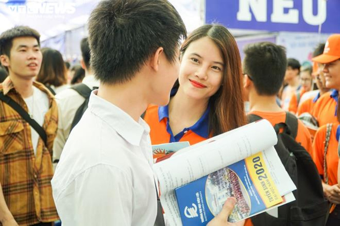 Hàng nghìn học sinh đội nắng dự tư vấn tuyển sinh 2020 - 8