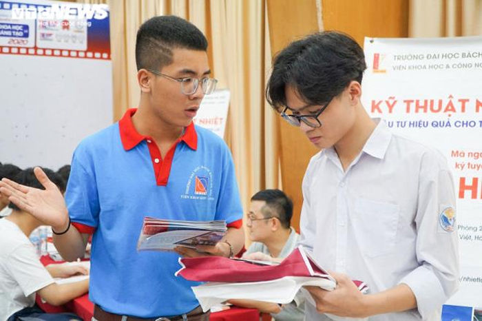 Hàng nghìn học sinh đội nắng dự tư vấn tuyển sinh 2020 - 9
