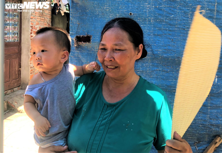 Không chịu nổi nắng khủng khiếp 50 độ C, dân nghèo Hà Nội bỏ nhà đi trốn nóng - 12