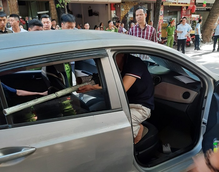 Kẻ ngồi trên ô tô chĩa súng bắn người trọng thương khai gì? - 1