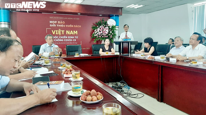 Ra mắt cuốn sách đầu tiên viết về thảm họa toàn cầu COVID-19 - 1