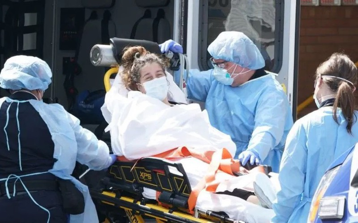 COVID-19: Số ca nhiễm mới ở Mỹ tăng theo cấp số nhân - 1