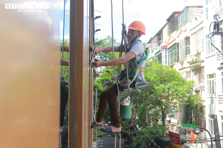 'Người nhện' treo mình lau kính trên nhà cao tầng giữa trời nóng như đổ lửa - 11