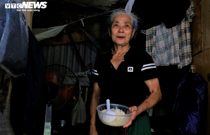 Không chịu nổi nắng khủng khiếp 50 độ C, dân nghèo Hà Nội bỏ nhà đi trốn nóng - 8