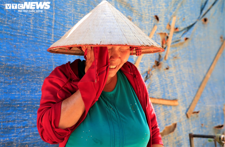 Không chịu nổi nắng khủng khiếp 50 độ C, dân nghèo Hà Nội bỏ nhà đi trốn nóng - 10