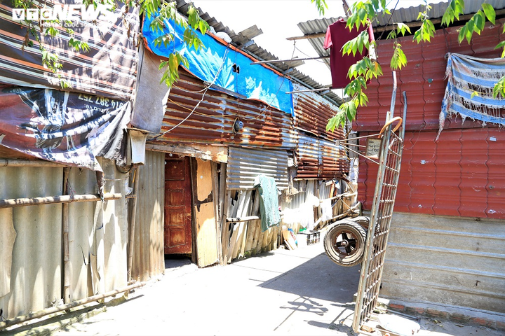 Không chịu nổi nắng khủng khiếp 50 độ C, dân nghèo Hà Nội bỏ nhà đi trốn nóng - 13