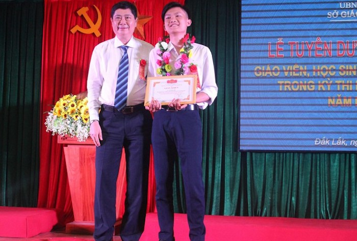 Nam sinh Đắk Lắk vào chung kết Olympia tiết lộ chưa từng đi học thêm - 1