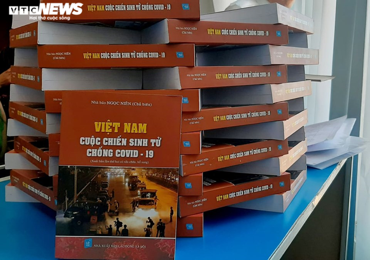 Ra mắt cuốn sách đầu tiên viết về thảm họa toàn cầu COVID-19 - 2