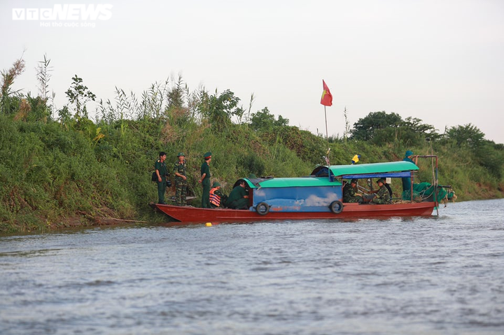 Cận cảnh trục vớt thành công quả bom dài 1,6m dưới sông Hồng - 4