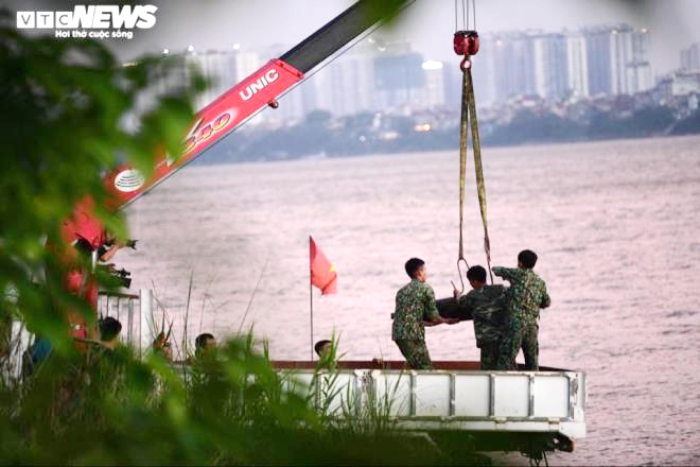 Cận cảnh trục vớt thành công quả bom dài 1,6m dưới sông Hồng - 7