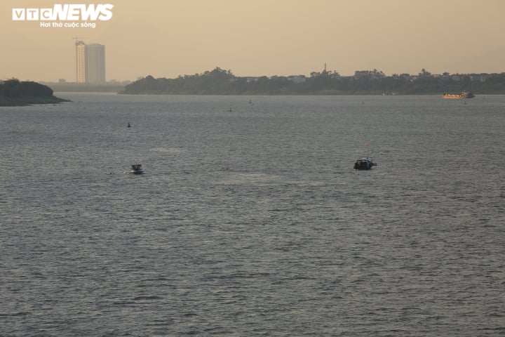 Cận cảnh trục vớt thành công quả bom dài 1,6m dưới sông Hồng - 1