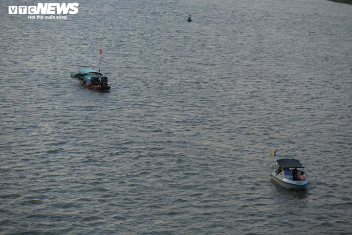 Cận cảnh trục vớt thành công quả bom dài 1,6m dưới sông Hồng - 3