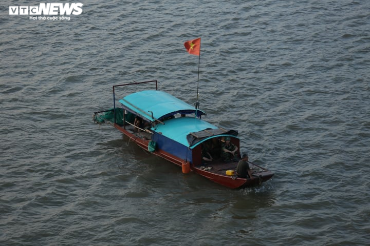 Cận cảnh trục vớt thành công quả bom dài 1,6m dưới sông Hồng - 2