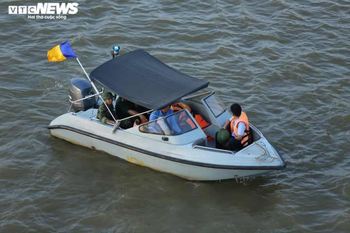 Cận cảnh trục vớt thành công quả bom dài 1,6m dưới sông Hồng - 5