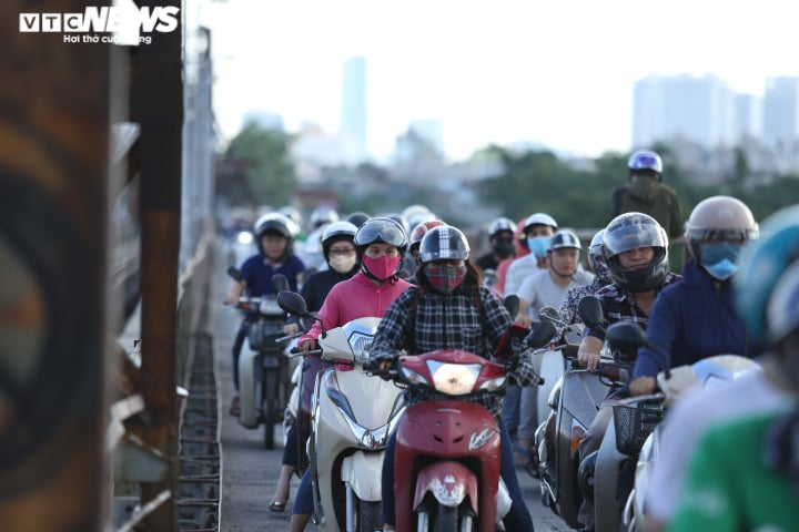 Cận cảnh trục vớt thành công quả bom dài 1,6m dưới sông Hồng - 9