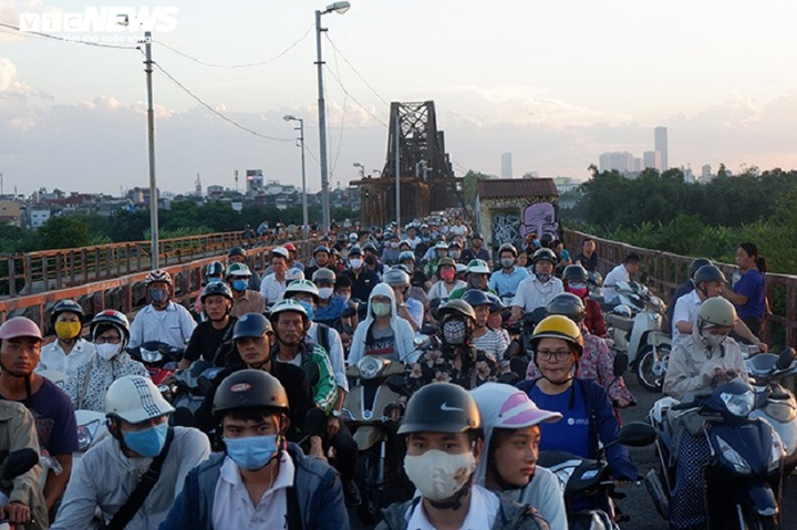 Cận cảnh trục vớt thành công quả bom dài 1,6m dưới sông Hồng - 8