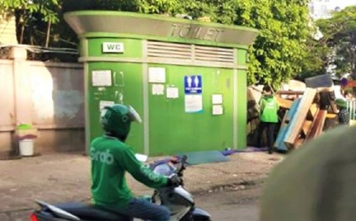 Thi thể nam giới trong nhà vệ sinh công cộng gần bến xe Mỹ Đình, Hà Nội - 1