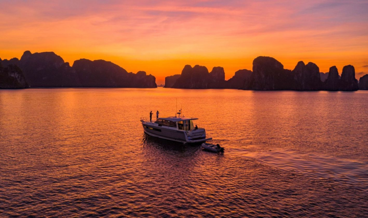 Ngắm cảnh đẹp hùng vĩ Vịnh Hạ Long trên du thuyền sang trọng - 14