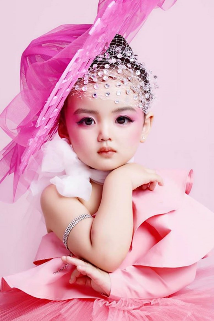 Mẫu nhí 3 tuổi xinh như thiên thần sở hữu hàng loạt thành tích đáng mơ ước - 1