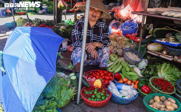 Hà Nội nắng nóng đỉnh điểm, chợ ế ẩm, tiểu thương quay cuồng mưu sinh - 3