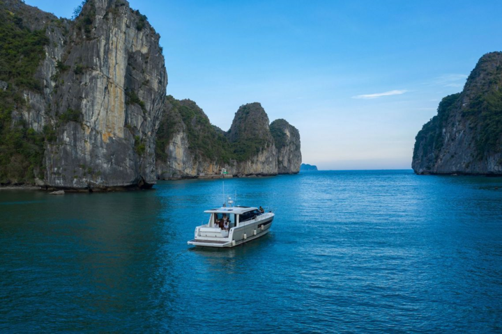 Ngắm cảnh đẹp hùng vĩ Vịnh Hạ Long trên du thuyền sang trọng - 13
