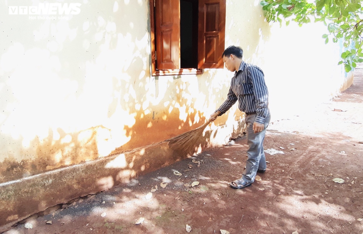 Ảnh: Bọ đen tấn công, người dân ở Gia Lai sống trong lo sợ - 8