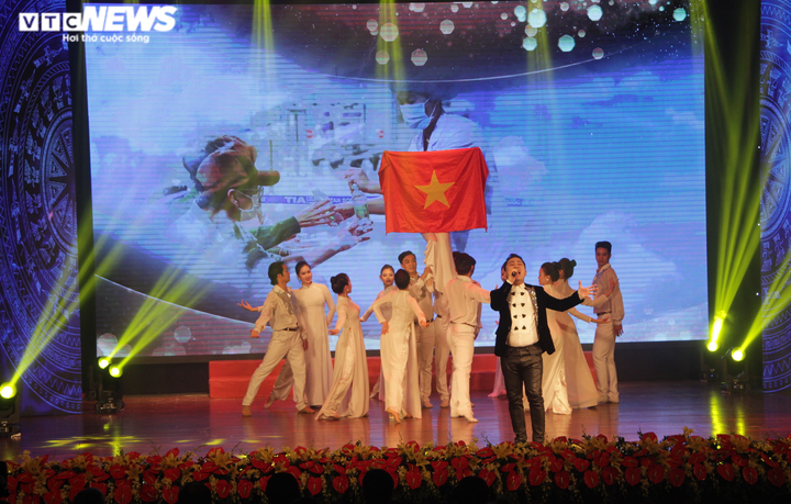 Tự hào Việt Nam: Tôn vinh những chiến sĩ tuyến đầu chống 'giặc' COVID-19 - 1