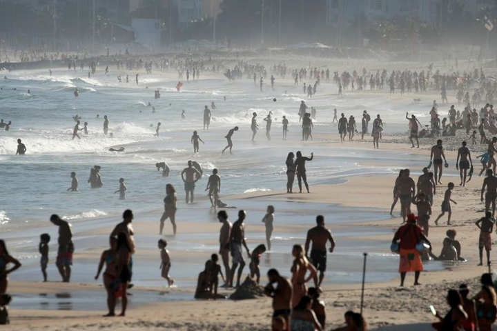 COVID-19: Brazil có hơn 1 triệu ca nhiễm, dân vẫn đổ xô tới bãi biển - 1