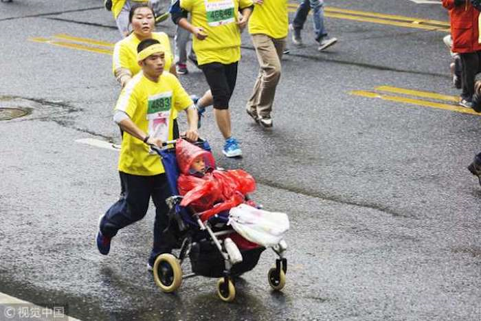 Bức thư rơi lệ của người bố 5 năm đẩy xe chở con bại não dự 40 cuộc thi marathon - 2