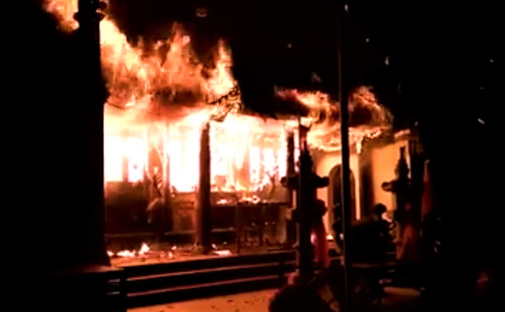 Đền Tam Quan Lâm Du ở Hà Nội bốc cháy dữ dội trước ngày Tết Đoan Ngọ - 1