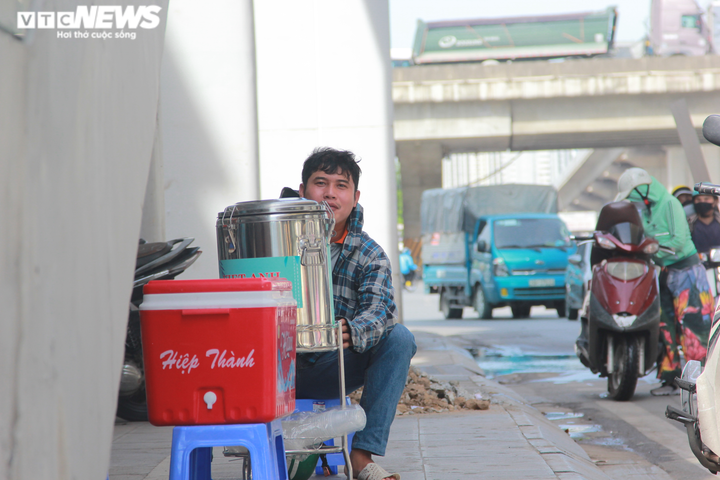 Bình trà chanh miễn phí giúp người lao động giải nhiệt giữa trời nóng bức - 7