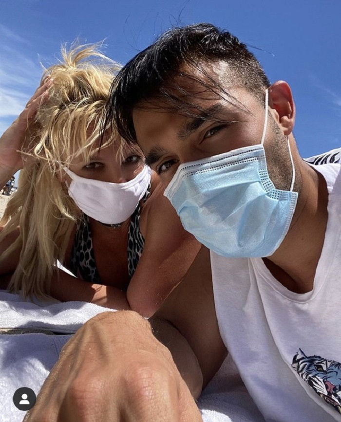 Britney Spears xuất hiện cùng tình trẻ sau dịch COVID-19 - 2