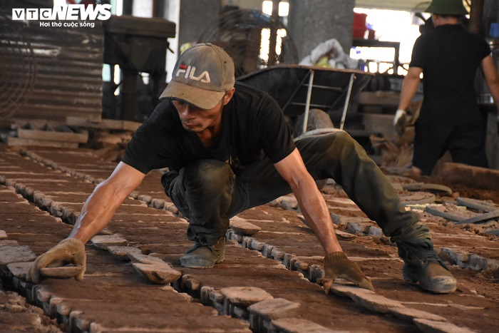 Nhọc nhằn nghề đúc gang bên lò lửa gần 2.000 độ C giữa ngày nắng nóng đỉnh điểm - 9