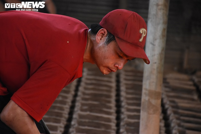 Nhọc nhằn nghề đúc gang bên lò lửa gần 2.000 độ C giữa ngày nắng nóng đỉnh điểm - 5