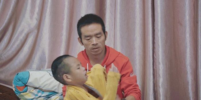 Bức thư rơi lệ của người bố 5 năm đẩy xe chở con bại não dự 40 cuộc thi marathon - 1