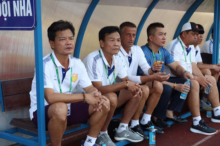 HLV Nguyễn Văn Sỹ rời ghế nóng, mong đổi vận cho CLB Nam Định - 1